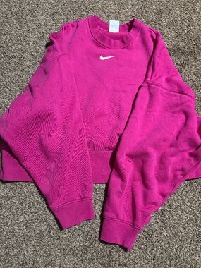 Women’s Nike crop sweatshirt
